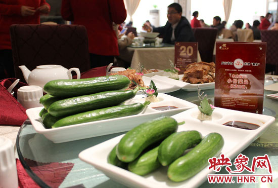 3月22日，阿五美食英協(xié)路店的服務(wù)員為我們展示大份菜品和小份菜品