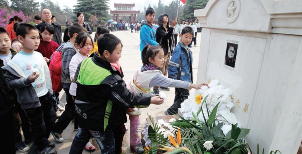 昨天上午，來鄭州市烈士陵園祭掃的小學生將百花擺放在吉鴻昌烈士墓前