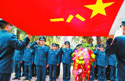 　　“我宣誓:保衛(wèi)祖國(guó)藍(lán)天不受侵犯!”4月3日,濟(jì)空某部的官兵來(lái)到內(nèi)鄉(xiāng)縣烈士陵園掃墓,通過(guò)敬獻(xiàn)花籃、
