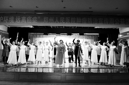 昨日，鄭州人民醫(yī)院舉辦了一臺(tái)特殊的晚會(huì)，表演的和看表演的大都是癌癥患者 河南商報(bào)記者 王春勝/攝　