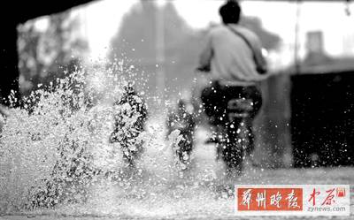 航海路鐵路立交橋下，一個窨井冒出半米多高的“噴泉” 鄭州晚報記者 馬健 圖