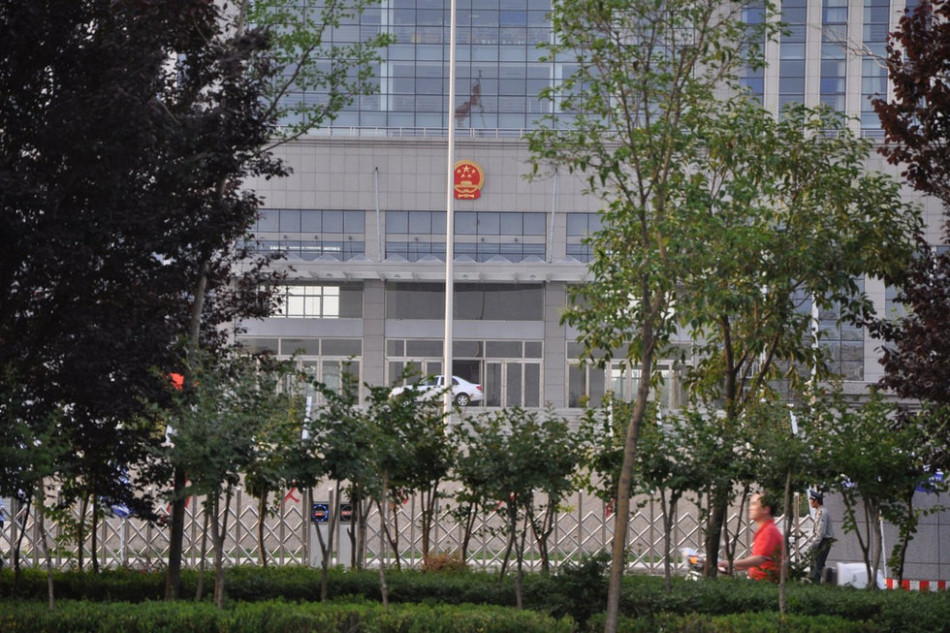 　　圖為魏都區(qū)政府門前的國徽和隱約的“為人民服務”字樣。來源：光明網