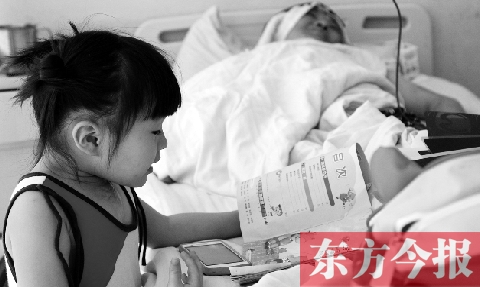　昨天上午，鄭州市骨科醫(yī)院病房?jī)?nèi)，李剛躺在病床上，女兒嘟嘟在安靜地看書