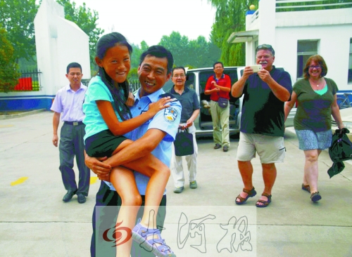 黨心松一行人剛下車，楊衛(wèi)軍就一把抱起了她，流露出幸福的笑容，不遠處史蒂夫拍照銘記這一刻。