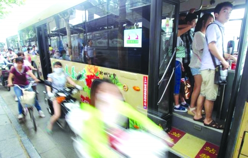 　　7月12日，鄭州市花園路，下班高峰期。