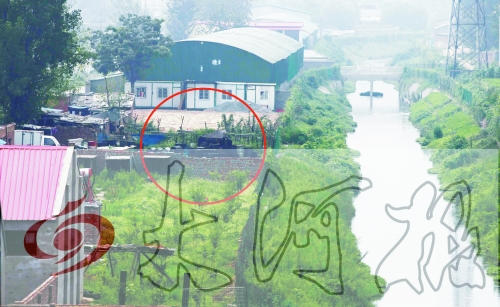 　彩虹橋西南側(cè)有一個大型地溝油加工窩點(diǎn)，廢水流入旁邊的排水渠。