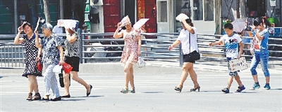 街頭，遮擋陽光是一門“技術活”。