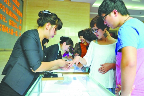 在北上廣等一線城市，鉆戒價(jià)格與國際接軌，價(jià)格不高，引發(fā)市民搶購潮。