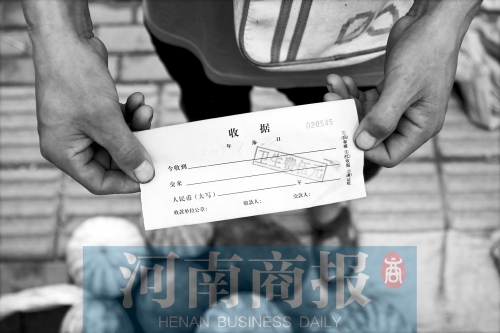 百花路附近的瓜農宋師傅交完衛(wèi)生費后收到一張收據(jù)，但沒有收款單位