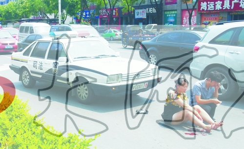 事故發(fā)生后，警車司機（右）下車查看傷者并撥打120，倆“領(lǐng)導(dǎo)”穩(wěn)坐車內(nèi)引發(fā)圍觀者不滿。