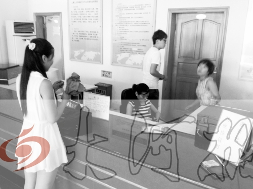 鄭州市人才交流服務(wù)中心二樓大廳，剛畢業(yè)大學(xué)生咨詢政策，工作人員卻在若無其事地玩手機(jī)。