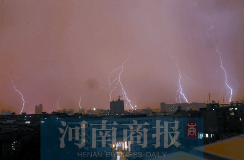 昨天21:30左右，雷電頻頻“光顧”鄭州市區(qū)