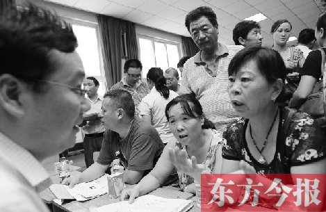 帶著孩子小升初的諸多疑問，眾多家長（右）向教育部門咨詢