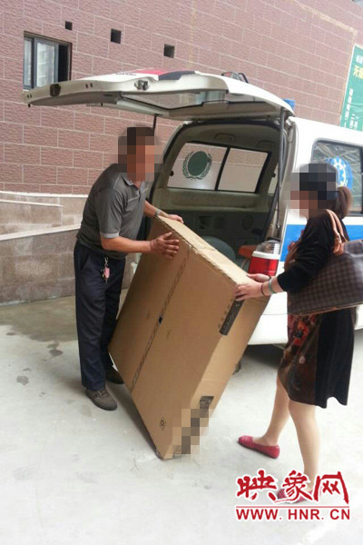 工作人員正在搬卸家具。