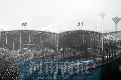 從解放路立交向南望去，火車站南側(cè)一座高樓在霧霾中若隱若現(xiàn)