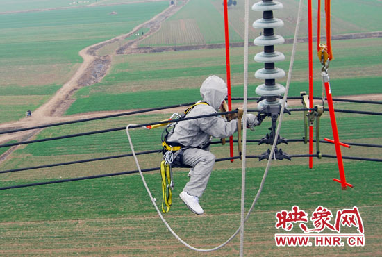 超高壓輸電線是樊建軍工作的主戰(zhàn)場，他現(xiàn)在雖然不經(jīng)常登塔，但在塔下卻并不輕松。