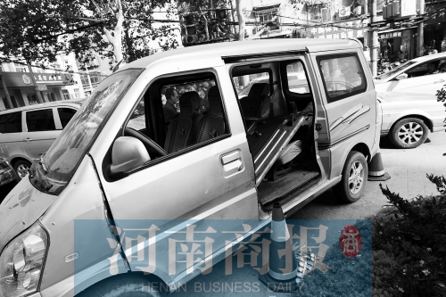 　面包車的后座上，放著被掰掉的車門