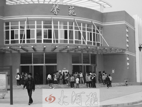 學生們排隊進入食堂就餐，對于統(tǒng)一15元的收費標準，不少學生和家長很不理解。
