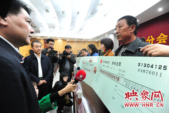 最高人民法院執(zhí)行局局長(zhǎng)劉貴祥、河南省高級(jí)人民法院院長(zhǎng)張立勇親手為申請(qǐng)執(zhí)行人員發(fā)放執(zhí)行款