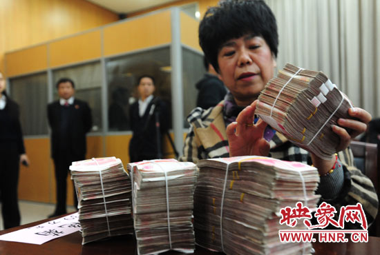 當(dāng)天共發(fā)放執(zhí)行款4110萬(wàn)元。其中，支票4018萬(wàn)元，現(xiàn)金92萬(wàn)元。