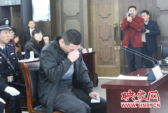 庭審現(xiàn)場(chǎng)，被告人常樹民哽咽著宣讀手中的悔恨書。