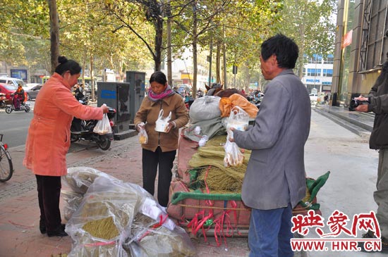 在賣粉條的時(shí)候,還有市民給他們送飯。
