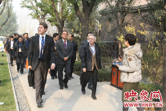 河南鄭州2013服務(wù)外包大會的嘉賓們參觀了金水科教園區(qū)和河南外包產(chǎn)業(yè)園并留下了深刻的印象。