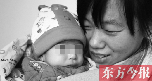 鄭州兒童福利院工作人員，小心地照看著一名體型瘦小的棄嬰