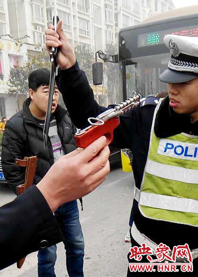 據(jù)當(dāng)事交警描述，男子自知車上有刀，在車輛被逼停后，車上的另一名男子試圖將刀具交給到達(dá)現(xiàn)場的同伴。