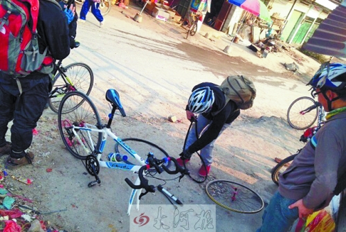 運氣不好，十分鐘被扎了兩次胎，只能自己修車。