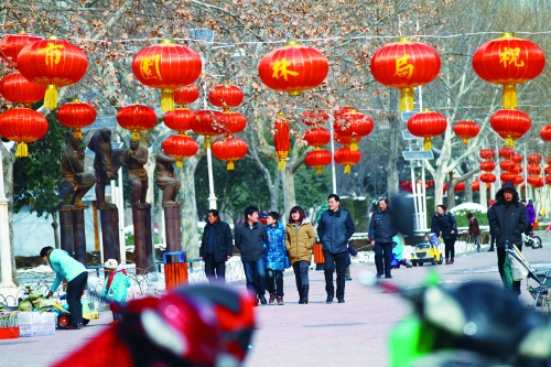 昨天，鄭州市文博廣場上已掛起了燈籠。