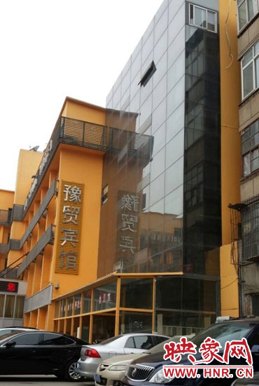 該酒店為加蓋樓層統(tǒng)一安裝上黑色玻璃，從前面看不出加蓋的痕跡