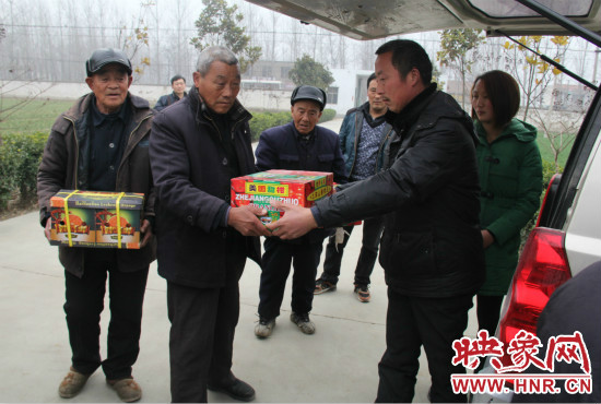 鄭春光的父親鄭慶兵和女兒鄭元元帶著他未完成的夢(mèng)想來(lái)到了鄭集鄉(xiāng)敬老院，看望慰問居住在這里的五保老人。