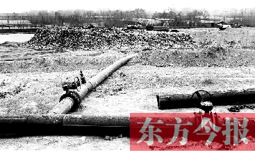 鄭州首座垃圾沼氣電廠并網(wǎng)發(fā)電，集氣管一端連接垃圾山深處，一端連接電廠集氣裝置