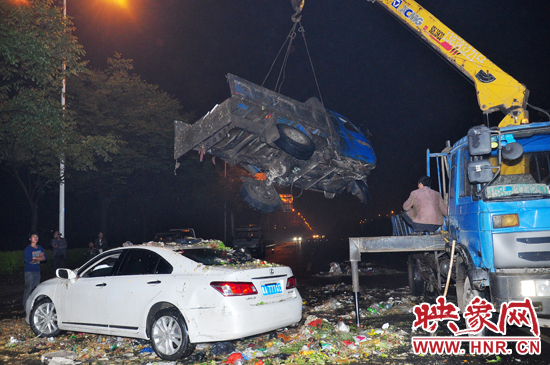 1點40許，兩輛車先后被吊起并拖離現(xiàn)場，停車場的幾位員工將路面清掃干凈，隨后該路段恢復(fù)通行。