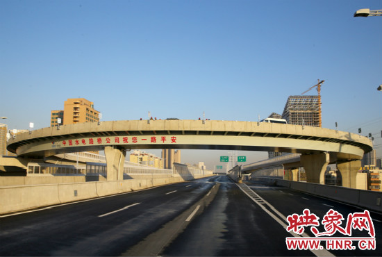 右側(cè)車道為北三環(huán)快速路文化路出口輔道。