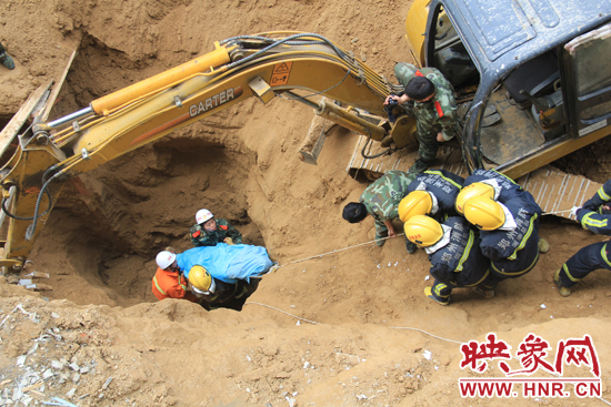 14點10分，經(jīng)過4個多小時的救援，消防官兵發(fā)現(xiàn)被埋男子，現(xiàn)在正從6米多深的塔吊塌方處抬出。
