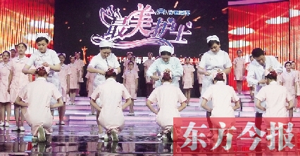 5月6日，“最美護(hù)士”的獲獎?wù)呓o新護(hù)士授帽