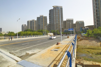 東風渠上又一座人車兩用橋正式通車。