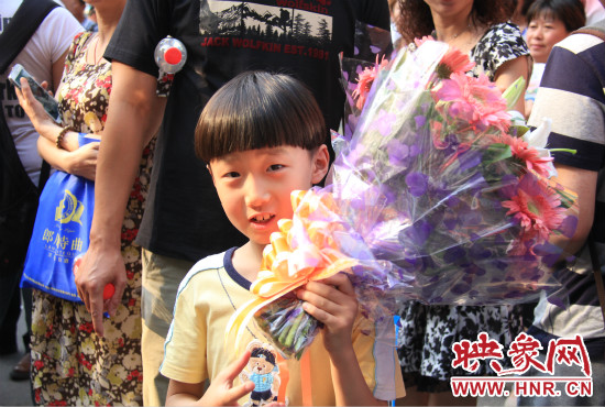 杜澤一直在考點(diǎn)門口等待表姐走出考場(chǎng)。