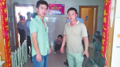 在吳文舉老師的幫助下，王強(qiáng)強(qiáng)（左）從傳銷窩點成功脫險。