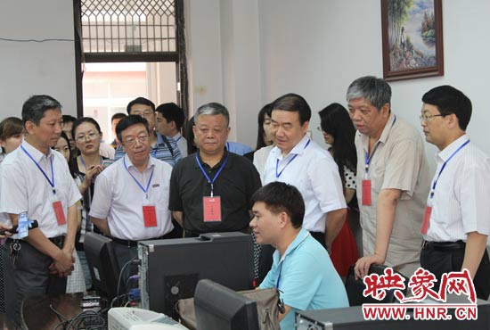 在評卷質(zhì)檢組,工作人員介紹說,今年有四級質(zhì)檢(即小組質(zhì)檢、題組質(zhì)檢、學科質(zhì)檢、省質(zhì)檢),確保嚴把質(zhì)量