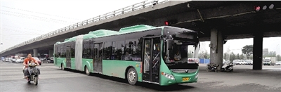 昨日上午，一輛B3快速公交測試車行駛在西三環(huán)的線路上。