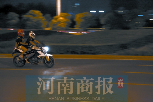 深夜，鄭東新區(qū)，不少人騎著摩托車呼嘯而過