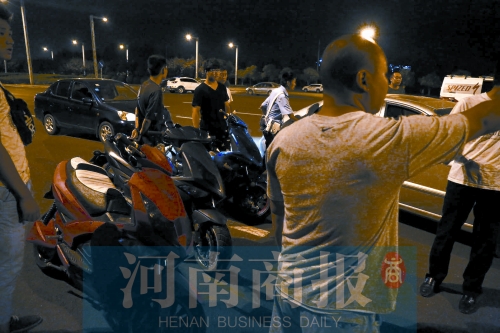 一小時(shí)內(nèi)，民警就扣了12輛摩托車、電動(dòng)車