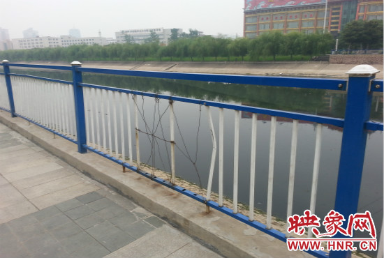 公園內(nèi)多個(gè)護(hù)欄中間的鋼筋條不翼而飛，僅僅是用幾根細(xì)細(xì)鐵絲纏住。
