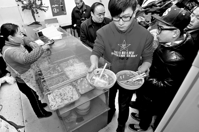 　　上圖2013年年初，很多鄭州市民光臨李剛的面館，掀起“全城吃面”熱潮。CFP供圖