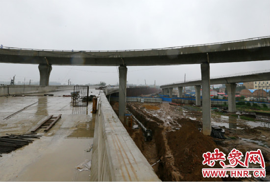 京廣快速路二期北延工程北三環(huán)京廣路立交橋雛形顯現(xiàn)。