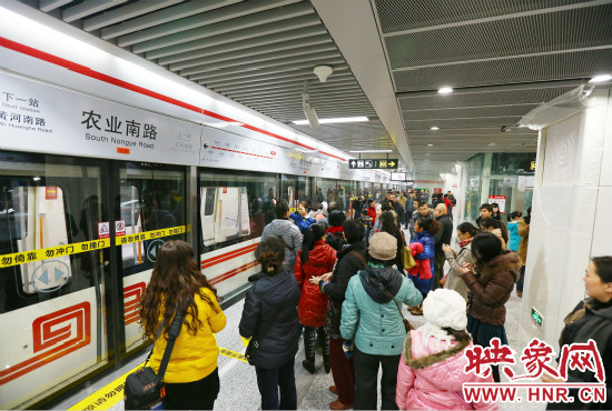 鄭州地鐵1號(hào)線載客量日均達(dá)22萬(wàn)人次。