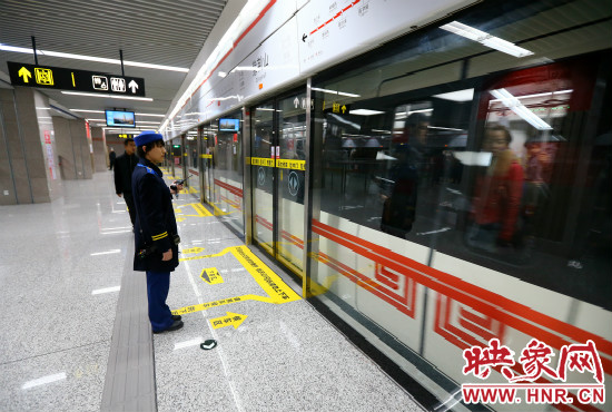 自11月29日起，鄭州地鐵將進(jìn)一步縮短行車間隔。